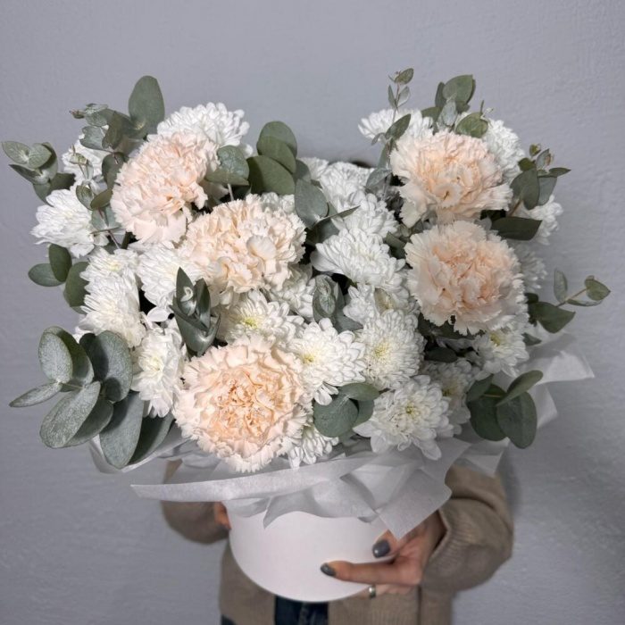 Коробка из кустовых хризантем и диантуса, фото 6